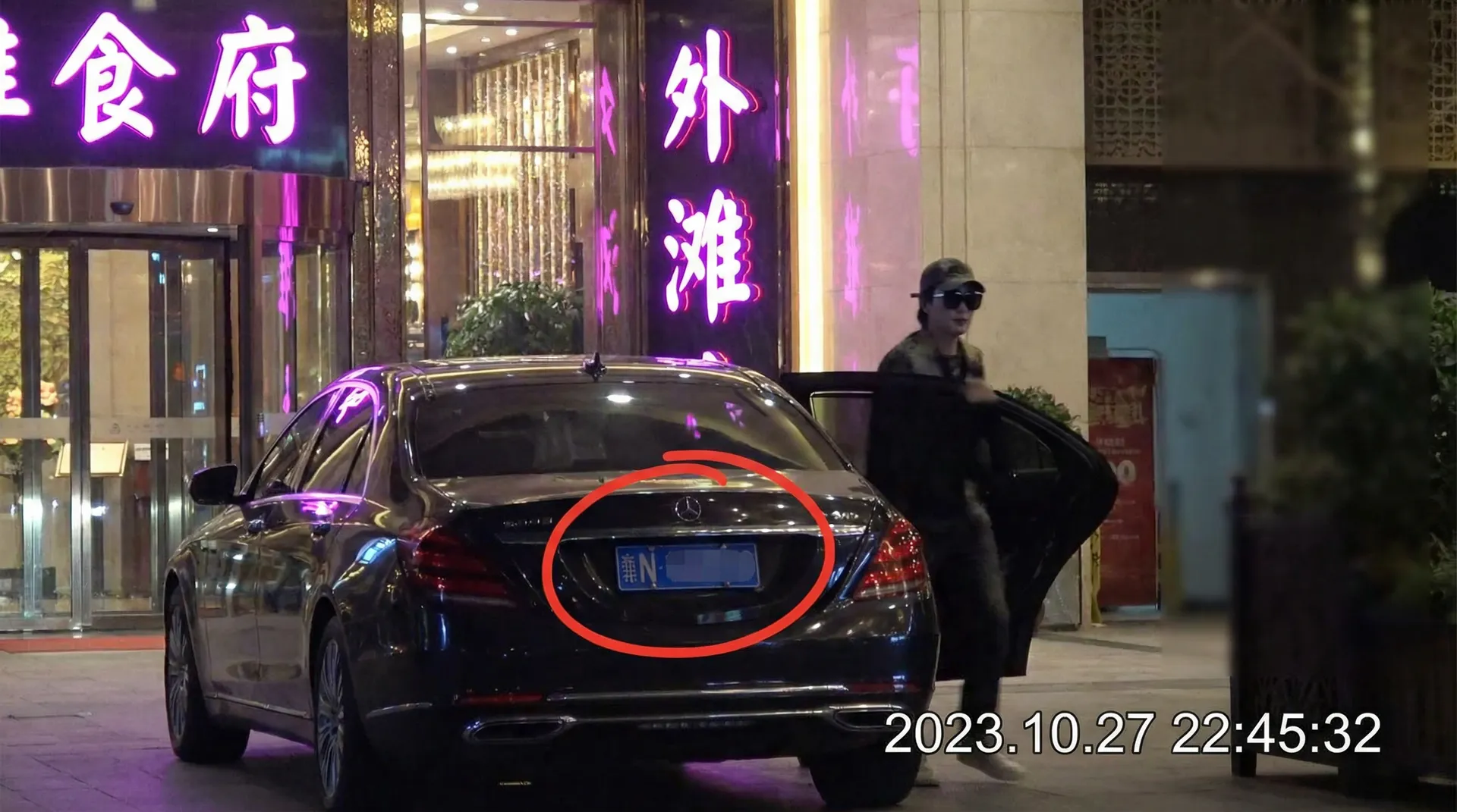 黑料暗网导航 | 黑料暗网官方入口~热点黑料暗网分享平台 - 豪车餐厅外偷拍